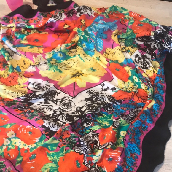 Gorgeous Large Floral Versace silk scarf - Picture 2 of 3